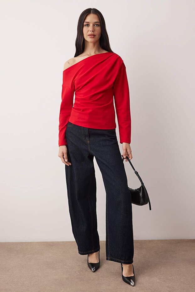 Kırmızı Büzgü/Drape Detaylı Dökümlü Asimetrik Yaka Örme Bluz TWOAW26BZ00138 - 2