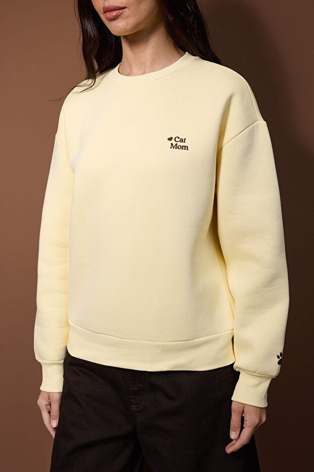 Açık Sarı Cat Mom Grafikli Nakışlı Regular/Normal Kalıp Kalın Örme Sweatshirt TWOAW26SW00200 - 3