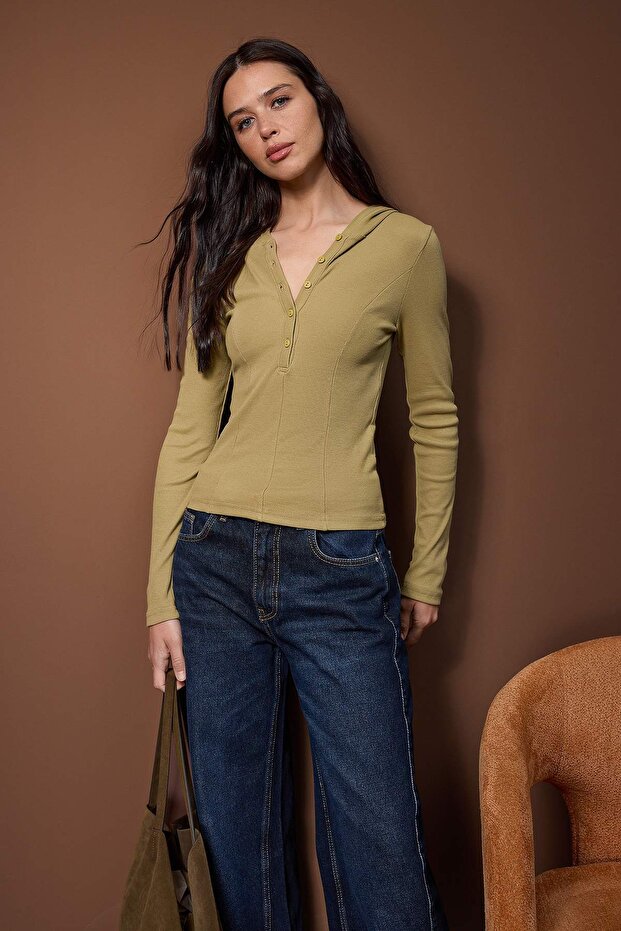 Haki Kapüşonlu Fitilli Düğmeli Fitted/Vücuda Oturan Örme Bluz TWOAW26BZ00033 - 2