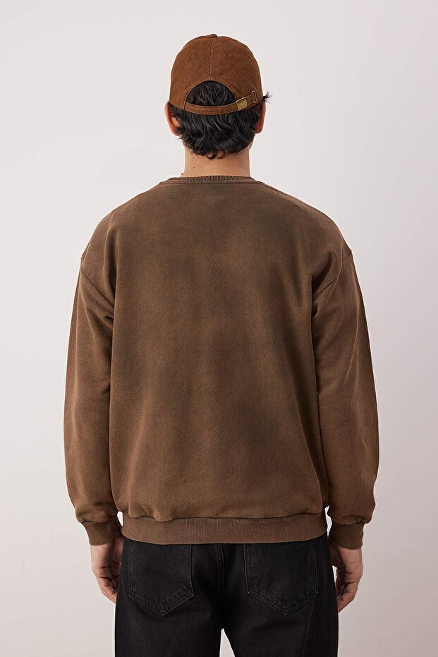 Kahverengi Oversize/Geniş Kesim Eskitme/Soluk Efektli Şardonsuz Sweatshirt TMNAW24SW00021 - 5