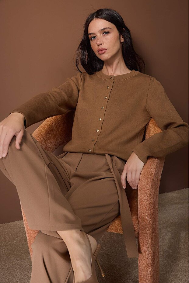 Wardrobe Essentials Kahverengi Düğme Detaylı Pamuklu Basic Triko Hırka | TWOAW26HI00001 - 1