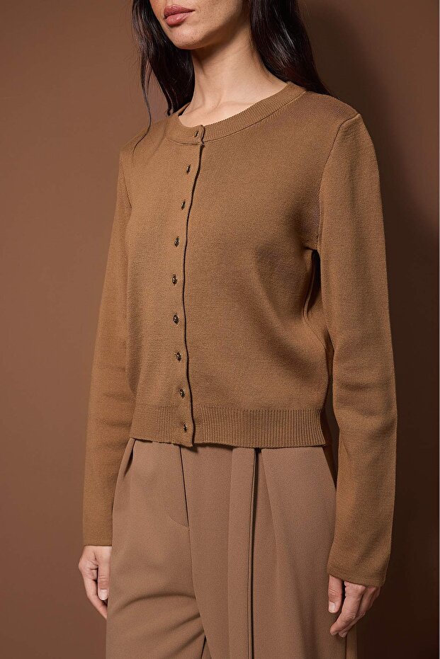 Wardrobe Essentials Kahverengi Düğme Detaylı Pamuklu Basic Triko Hırka | TWOAW26HI00001 - 3