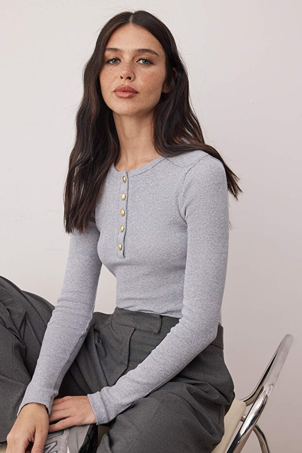Gri Melanj Bisiklet Yaka Düğmeli Fitted/Vücuda Oturan Esnek Fittilli Örme Bluz TWOAW26BZ00063 - 2