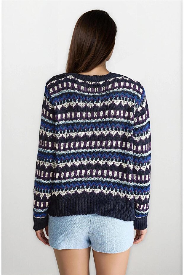 سترة تريكو ذات ياقة مستديرة ونمط مطبوع على الكتف باللون الأزرق الداكن - 2