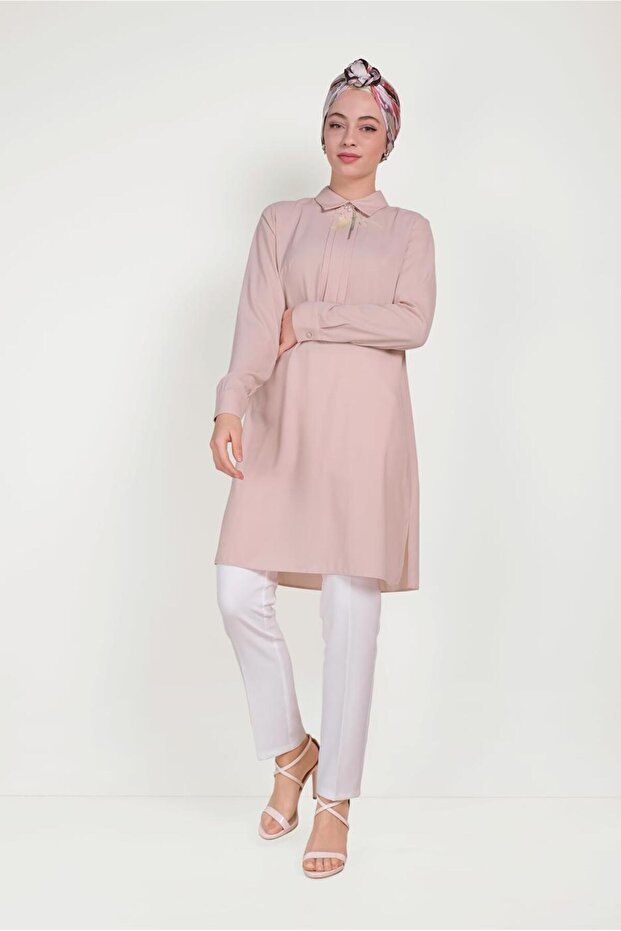 40446 Model Classic Tunic - Collar Detail