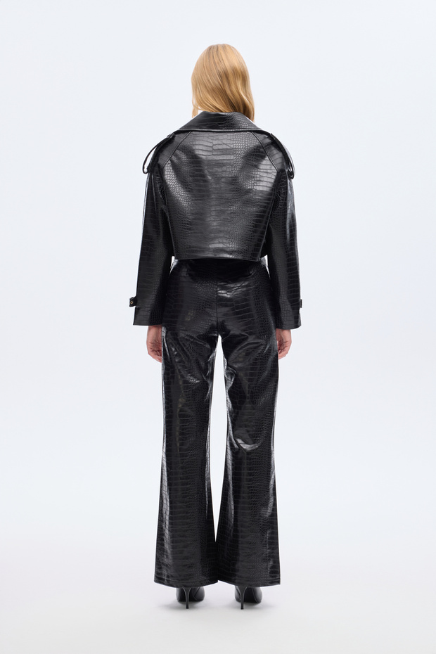 سترة جلدية قصيرة بنقشة التمساح باللون الأسود - 5