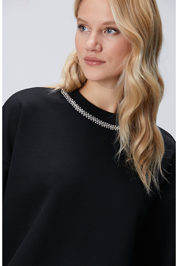 Siyah Yakası Taş İşlemeli Sweatshirt - 2