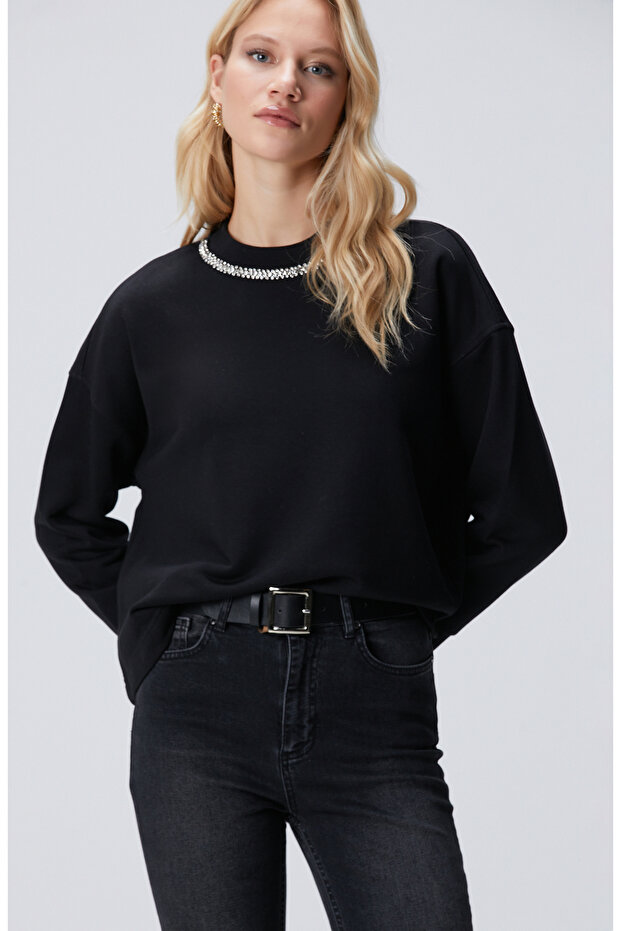 Siyah Yakası Taş İşlemeli Sweatshirt - 1