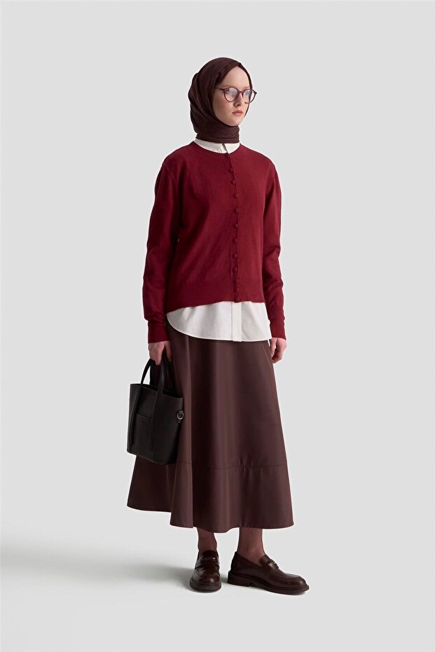 كارديجان أساسي بتفاصيل أزرار 25KD7012 لون أحمر داكن