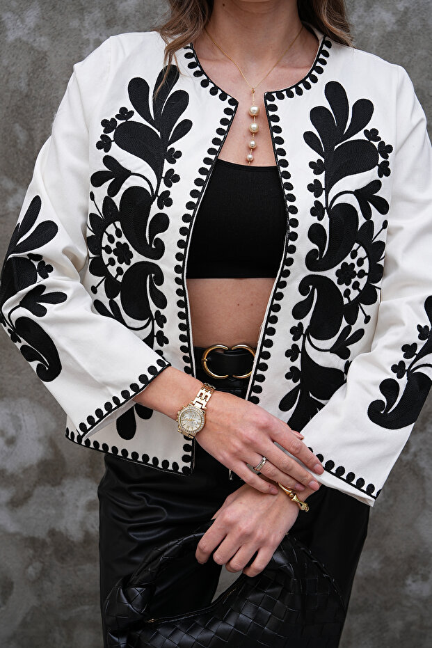 سترة بيضاء مطرزة بنقوش عتيقة الطراز - 1