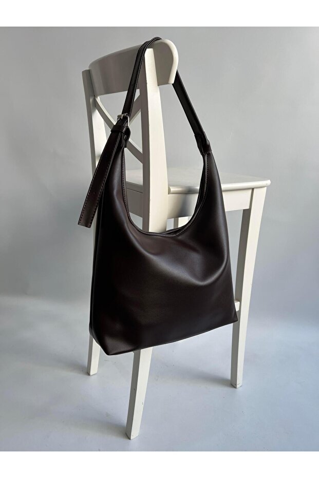 Ema Model Hand and Women's Shoulder Bag Bitter Brown