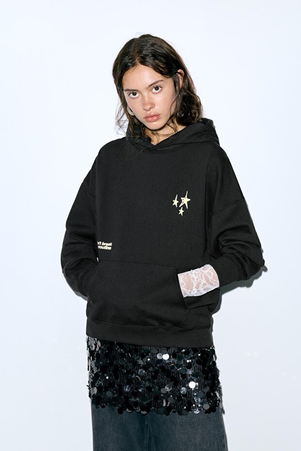 Yıldız desenli kapüşonlu sweatshirt - 1
