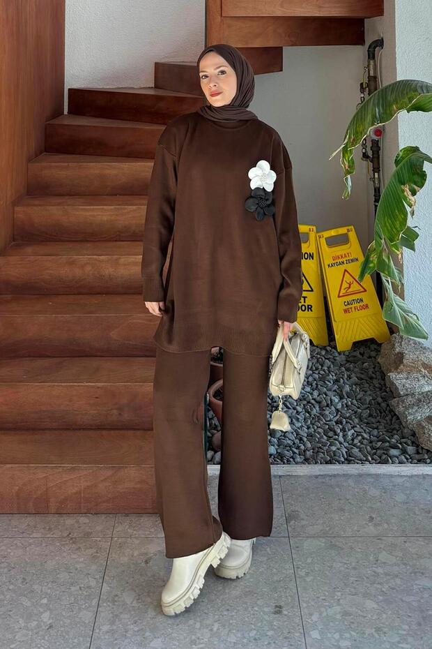 Knitwear Set with Floral Accessories Bitter Brown