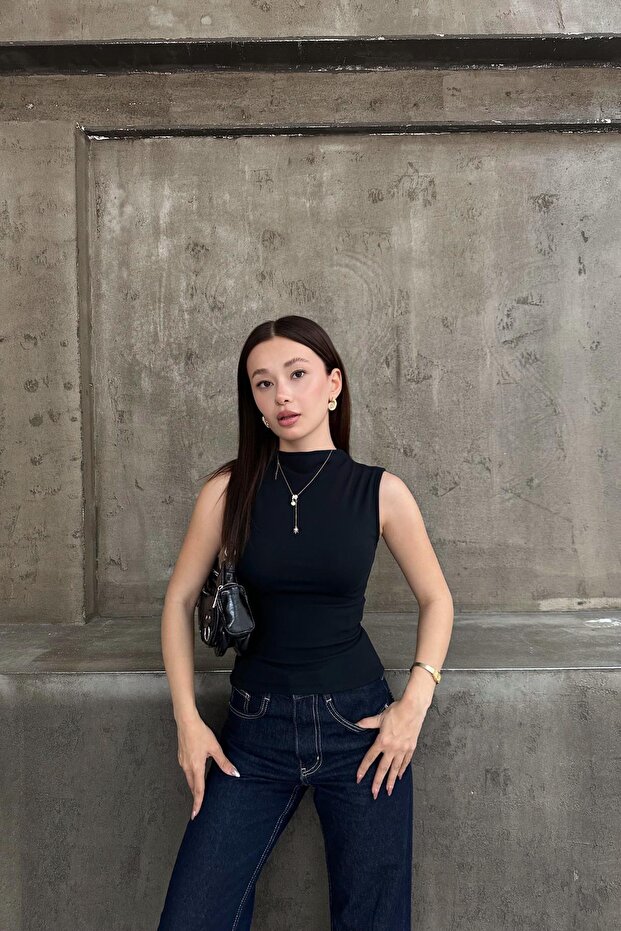 Dik Yaka Basic Kolsuz Bluz Siyah - 1