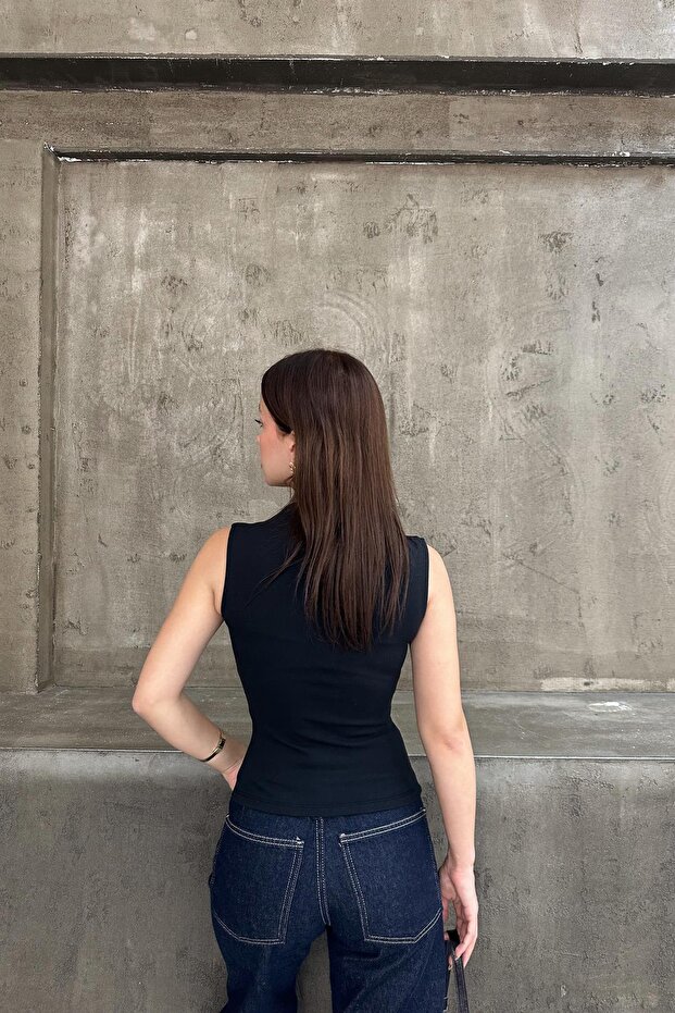 Dik Yaka Basic Kolsuz Bluz Siyah - 4