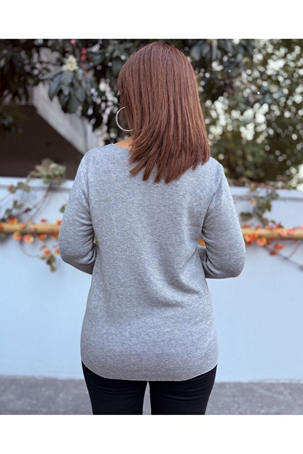 نمط صغير منقوش بنمط الفهد الداخلي وياقة على شكل حرف V باللون الرمادي - 4