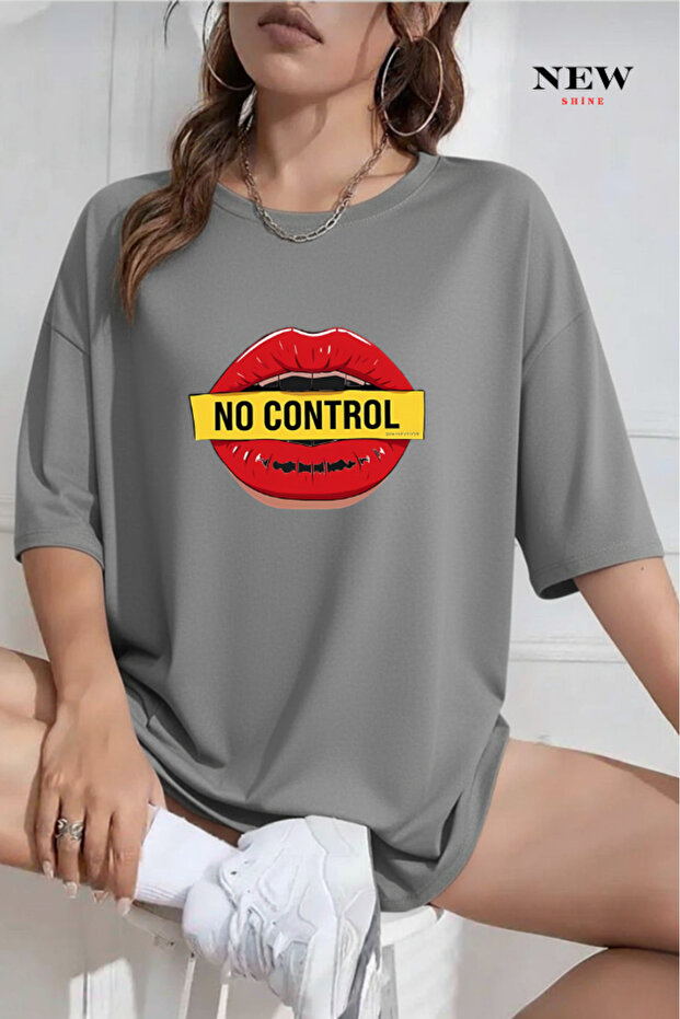 تي شيرت No Control مطبوع قصة فضفاضة