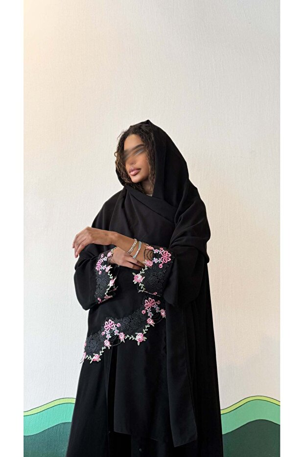 عباية سوداء بنقشة ورد على الأكمام والحجاب