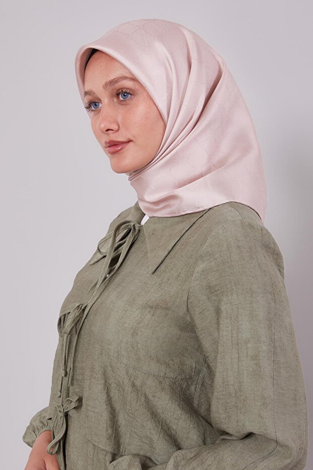 وشاح حريري بنمط مونوغرام من باودر إل - 2