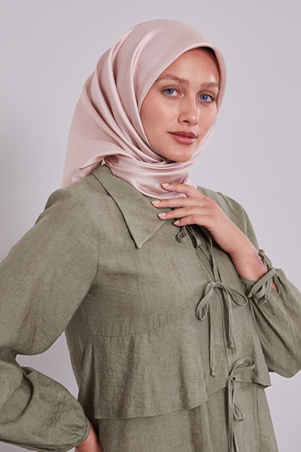 وشاح حريري بنمط مونوغرام من باودر إل - 1