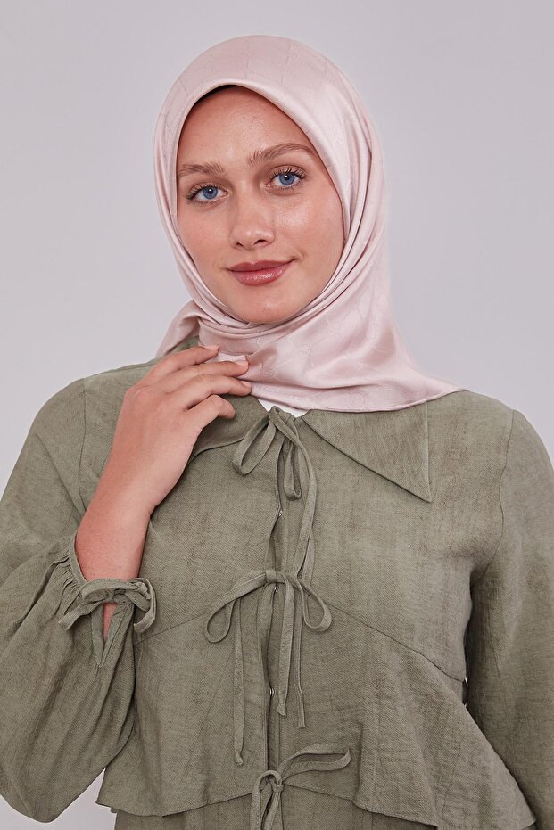 وشاح حريري بنمط مونوغرام من باودر إل - 3