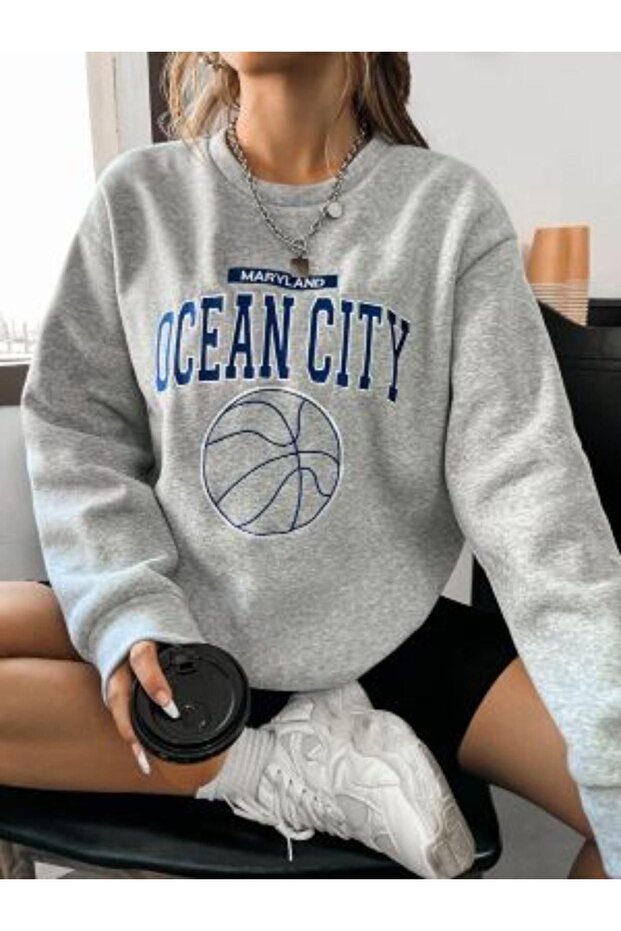 سويت شيرت نسائي ذو رقبة دائرية باللون الرمادي من Oceancity