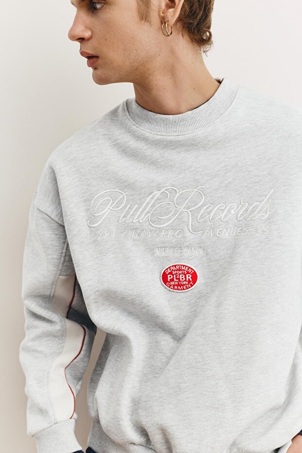 İşlemeli yama detaylı sweatshirt - 4