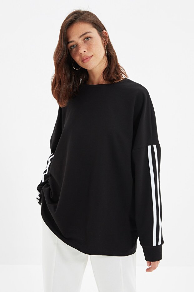 Siyah Şerit Detaylı Oversize/Geniş Kalıp İnce Örme Sweatshirt TWOAW22SW1258