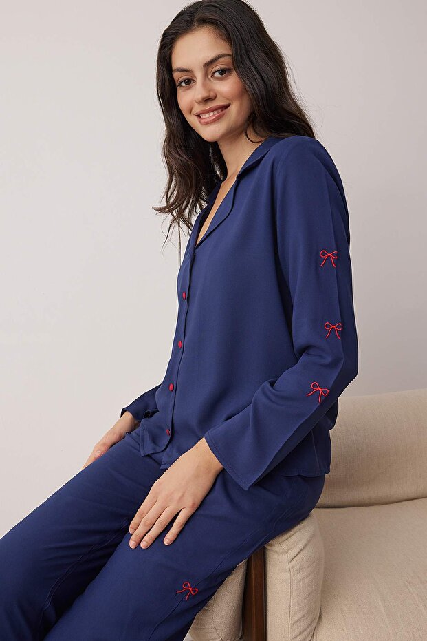 Lacivert Kurdele/Fiyonk Nakış Detaylı Viskon Dokuma Pijama Takımı THMAW26PT00089 - 1