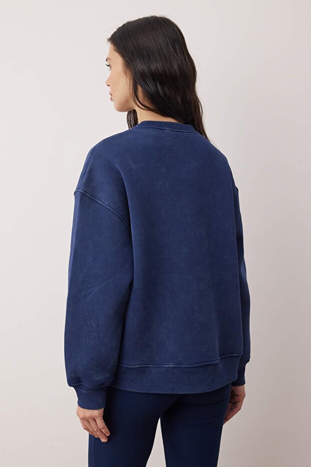 Lacivert Oversize/Geniş Kalıp Baskılı Yıkamalı Kalın İçi Polarlı Örme Sweatshirt TWOAW26SW00249 - 4