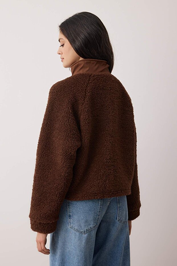 Koyu Kahverengi Peluş Regular/Normal Kalıp Dokuma Garnili Fermuarlı Örme Sweatshirt TWOAW25SW00139 - 4