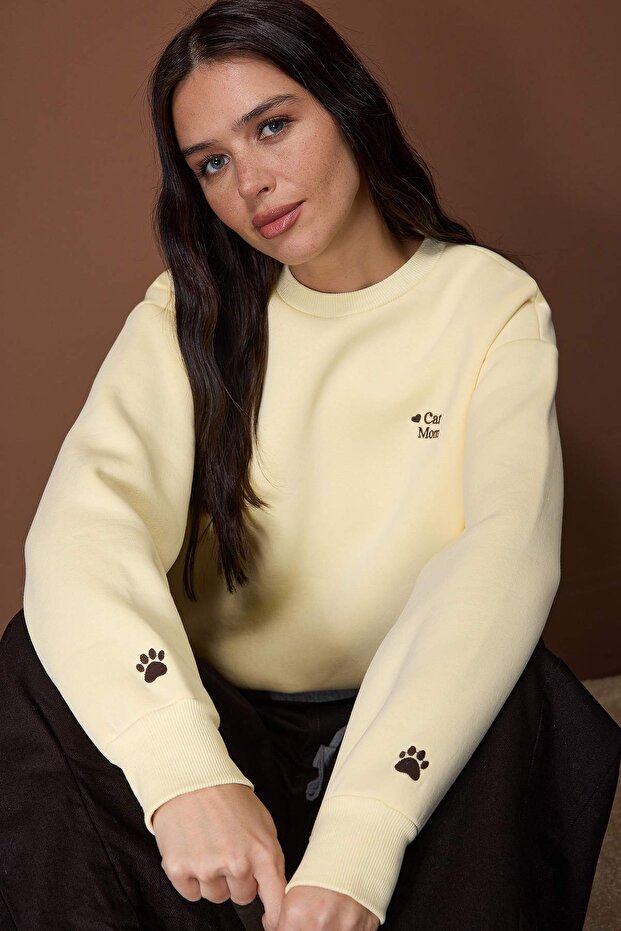 Açık Sarı Cat Mom Grafikli Nakışlı Regular/Normal Kalıp Kalın Örme Sweatshirt TWOAW26SW00200 - 2