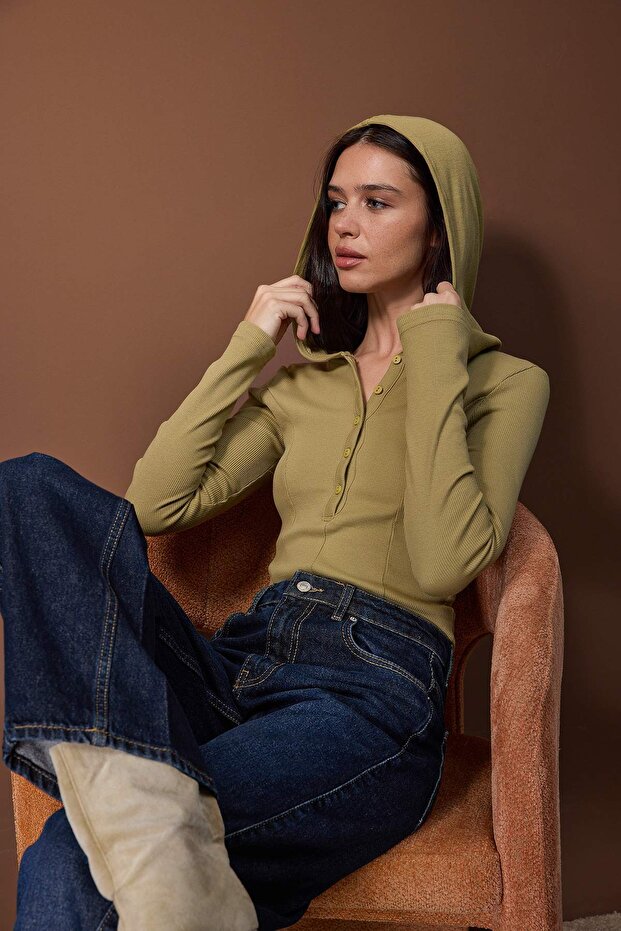Haki Kapüşonlu Fitilli Düğmeli Fitted/Vücuda Oturan Örme Bluz TWOAW26BZ00033 - 1