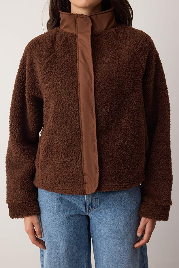 Koyu Kahverengi Peluş Regular/Normal Kalıp Dokuma Garnili Fermuarlı Örme Sweatshirt TWOAW25SW00139 - 3
