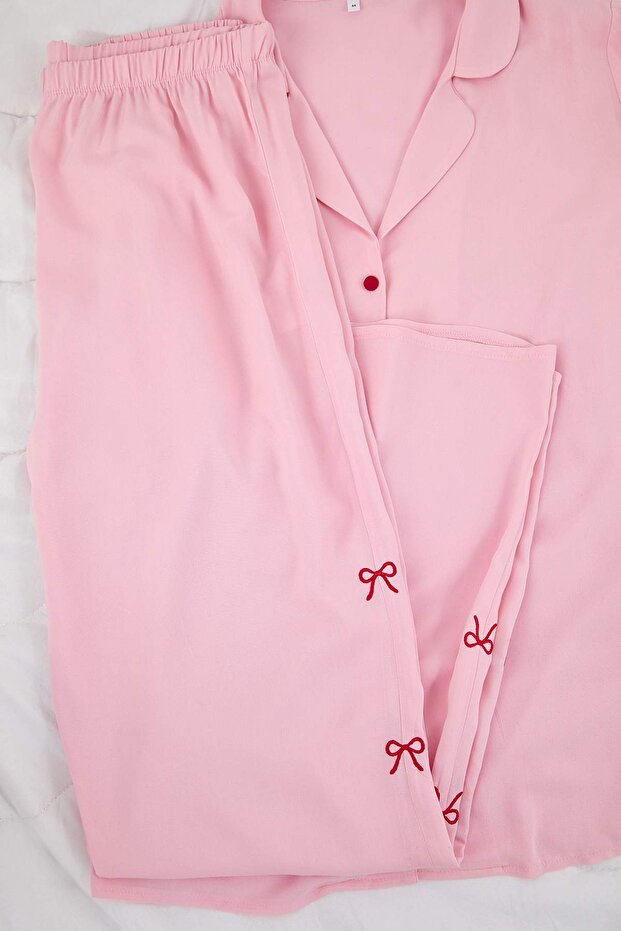 Pembe Kurdele/Fiyonk Nakış Detaylı Viskon Dokuma Pijama Takımı TBBAW26AI00051 - 4