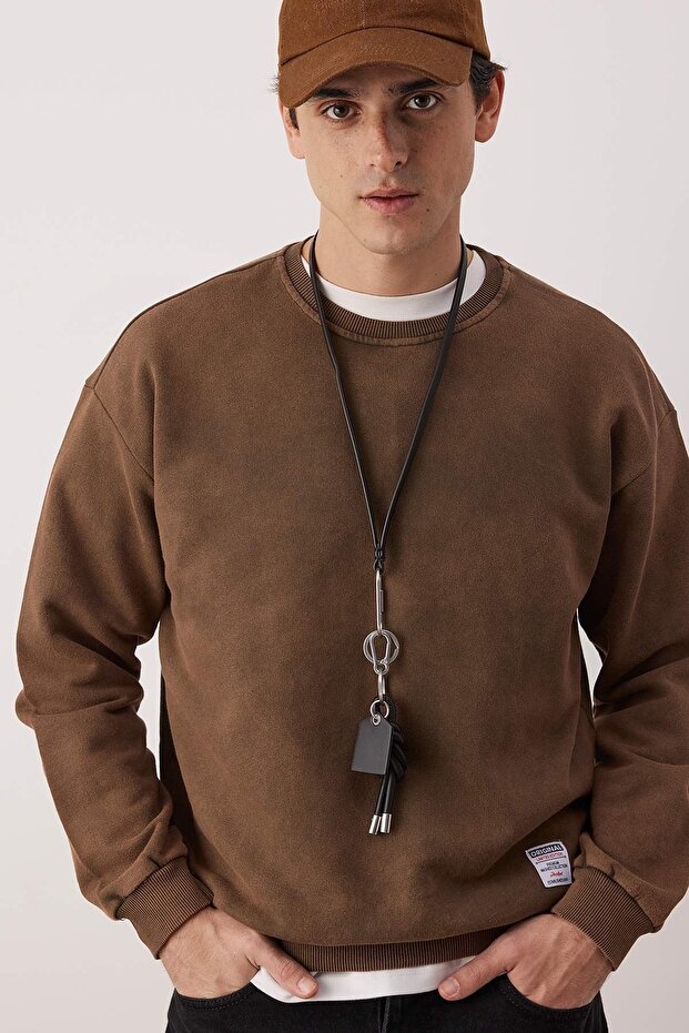 Kahverengi Oversize/Geniş Kesim Eskitme/Soluk Efektli Şardonsuz Sweatshirt TMNAW24SW00021 - 2