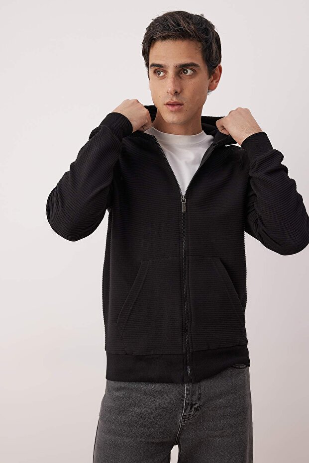 Siyah Regular/Normal Kesim Fermuarlı Kapüşonlu Dokulu Sweatshirt TMNAW26SW00067 - 1