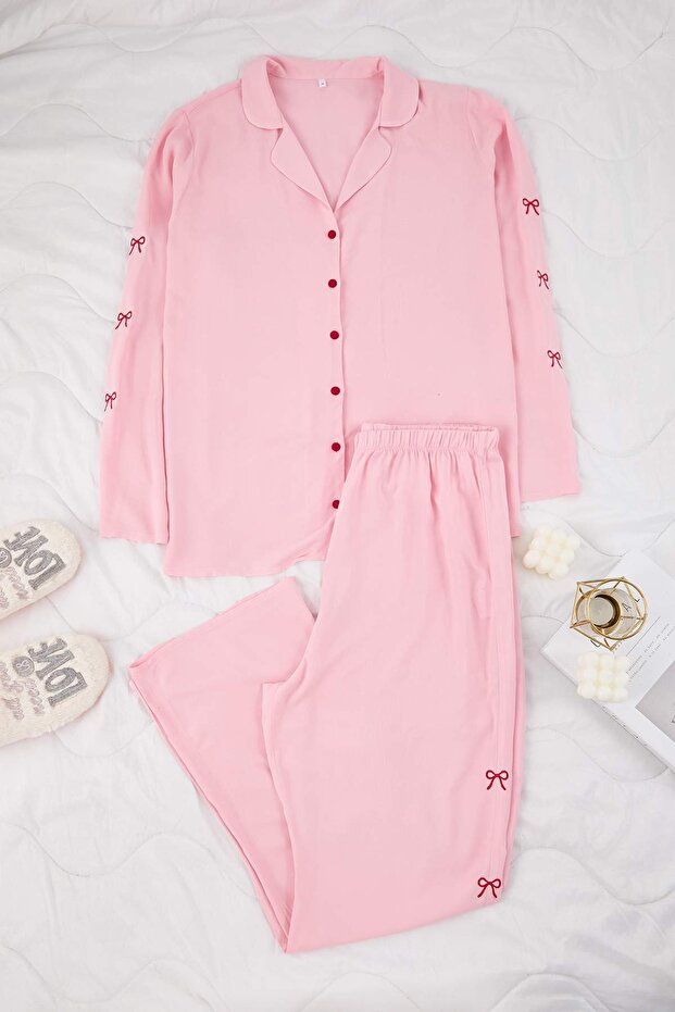 Pembe Kurdele/Fiyonk Nakış Detaylı Viskon Dokuma Pijama Takımı TBBAW26AI00051 - 2
