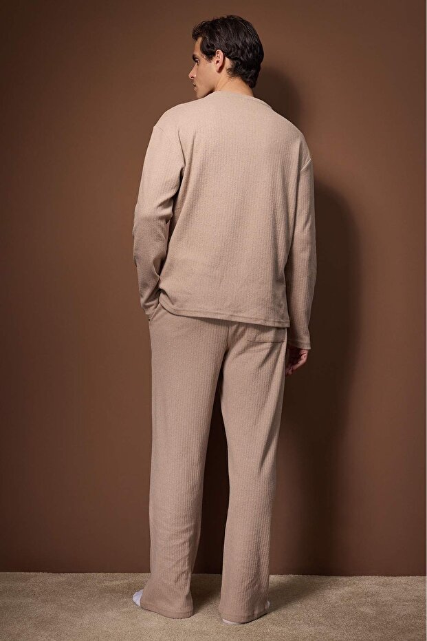 Kahverengi Regular Fit Cepli Etiket Detaylı Yumuşak Tuşeli Kalın Örme Pijama Takımı TMNAW26PT00000 - 4