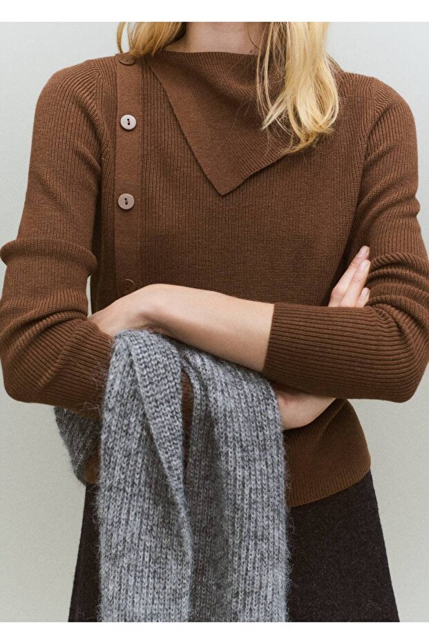 Düğmeli asimetrik yaka kazak - 1