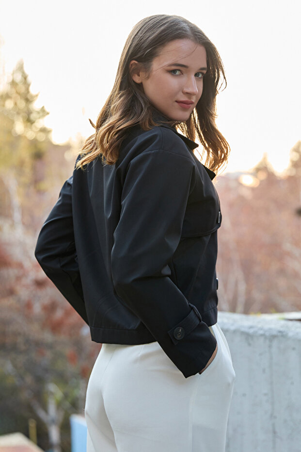 معطف قصير ذو ياقة بأزرار على الجهتين بأزرار أساسية - 7