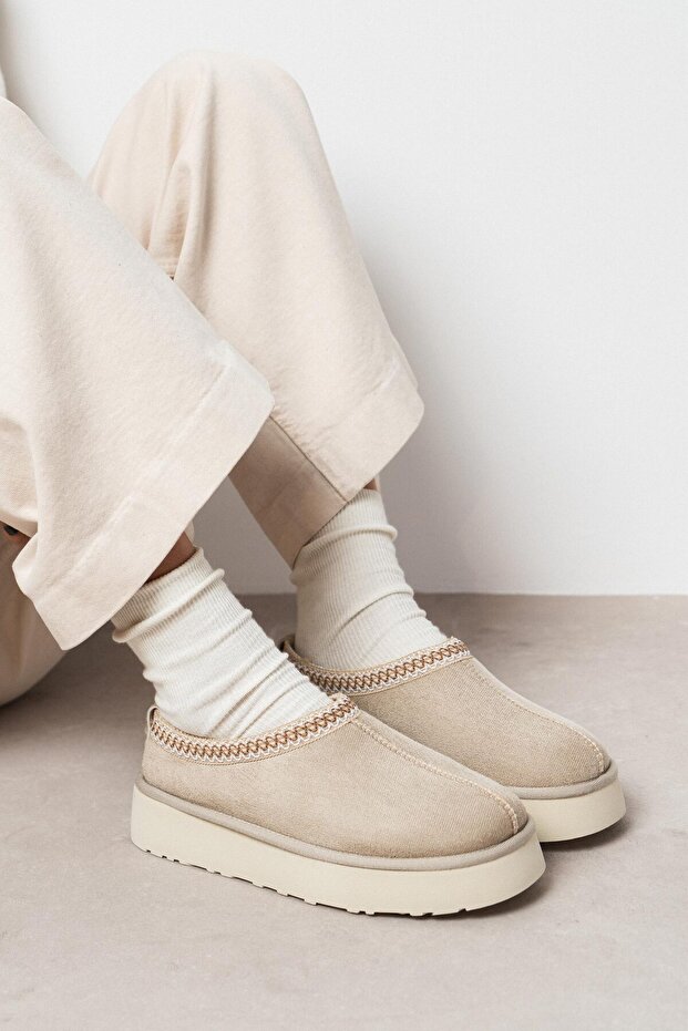 Süße, sandbeige Wildleder-Hausschuhe mit flacher Sohle und Fellfutter von Sabo - 1