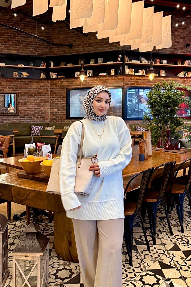 حقيبة كتف كريمية اللون مع تفاصيل ذهبية