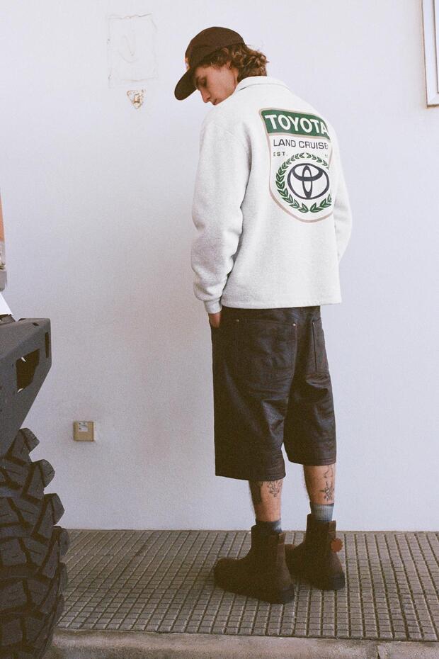 Fermuar yakalı Toyota sweatshirt - 4
