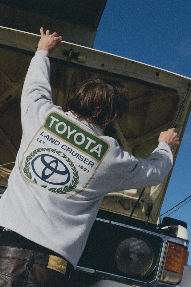 Fermuar yakalı Toyota sweatshirt - 1