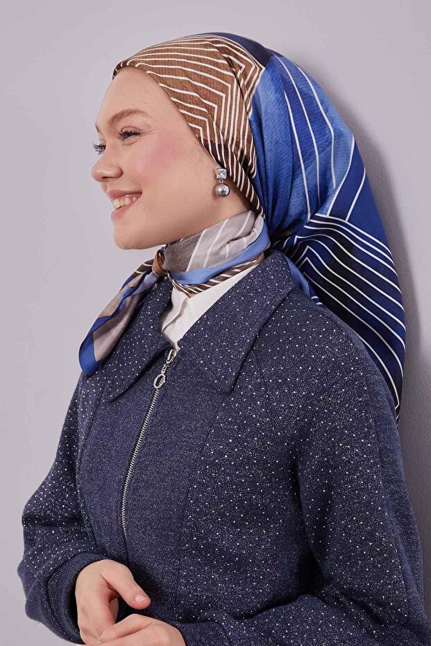 وشاح حريري منقوش باللون الأزرق الداكن - 3