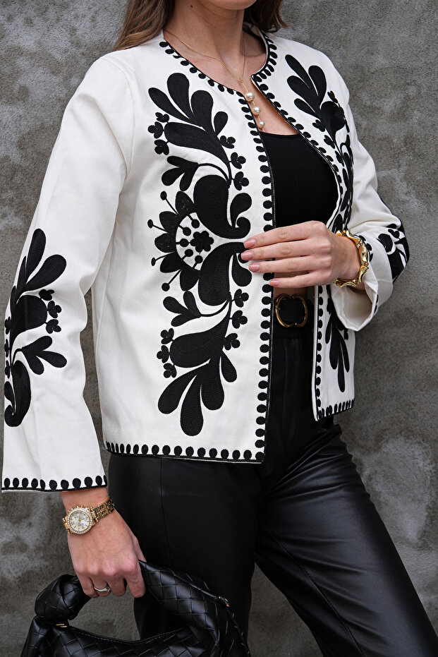 سترة بيضاء مطرزة بنقوش عتيقة الطراز - 4