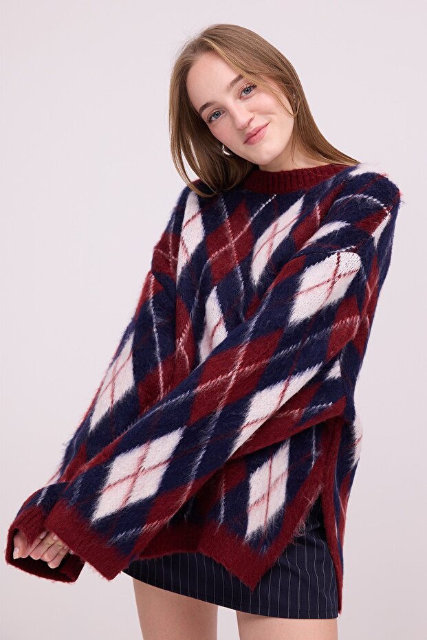 Women's Crew Neck Diamond Pattern Side Slit Fleece-Lined Knitwear Sweater