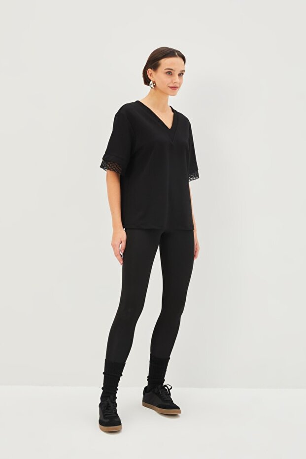 V Yaka Kolları Dantelli Regular Örme Tişört - 6