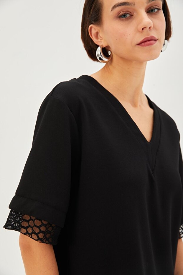 V Yaka Kolları Dantelli Regular Örme Tişört - 3